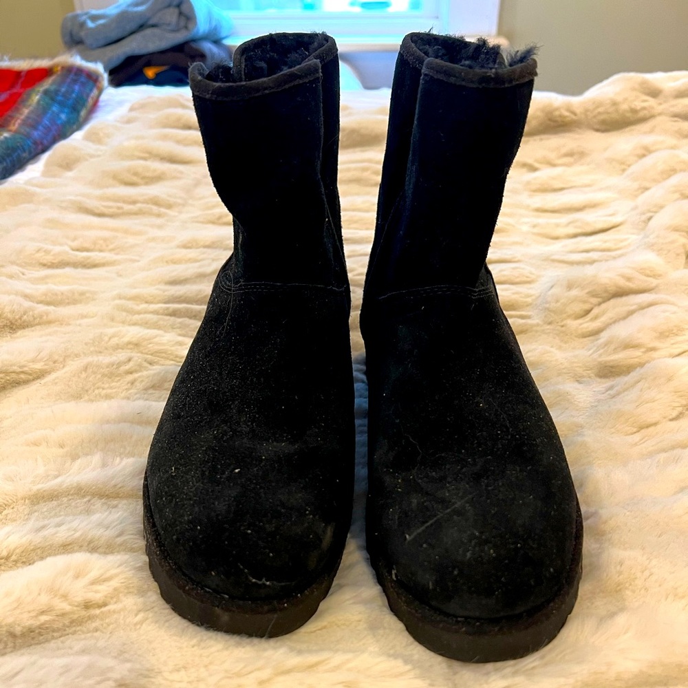 WOMENS UGG BOOTS -  SIZE 9 SHORT BOOTS